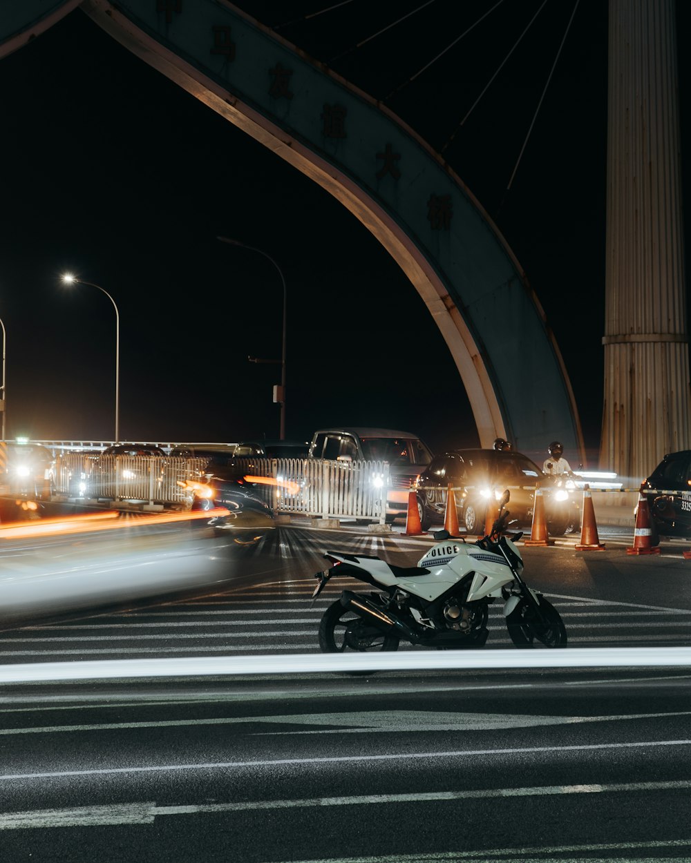 Schwarzes Motorrad nachts unterwegs