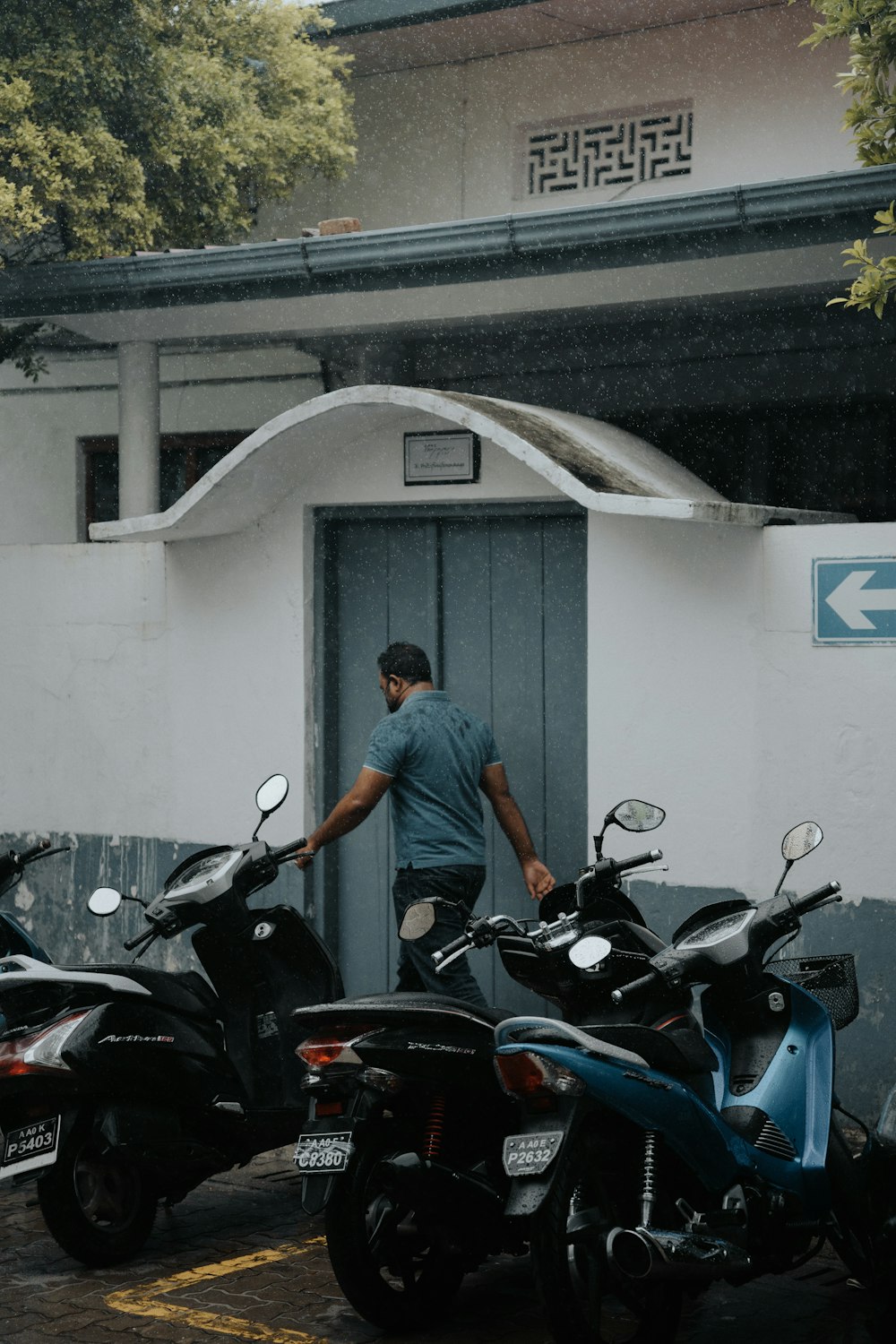 Mann im grauen T-Shirt fährt auf schwarzem Motorrad