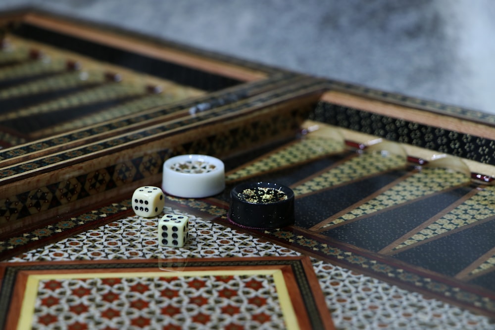 Taza de cerámica blanca y negra sobre alfombra marrón y blanca