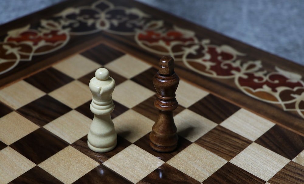茶色と白のチェス盤に白いチェスの駒