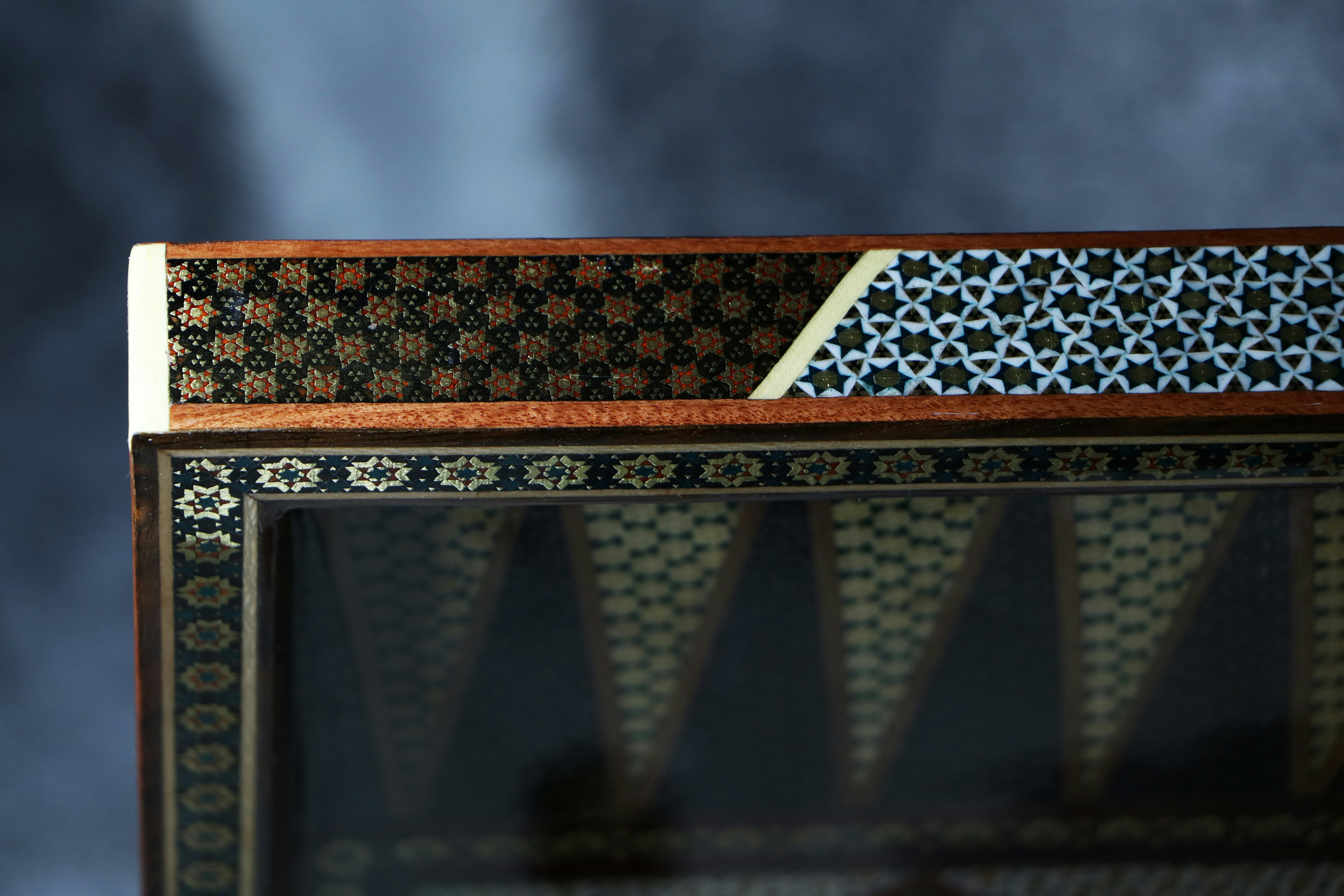 orangefarbener und schwarzer Rahmen an weißer Wand