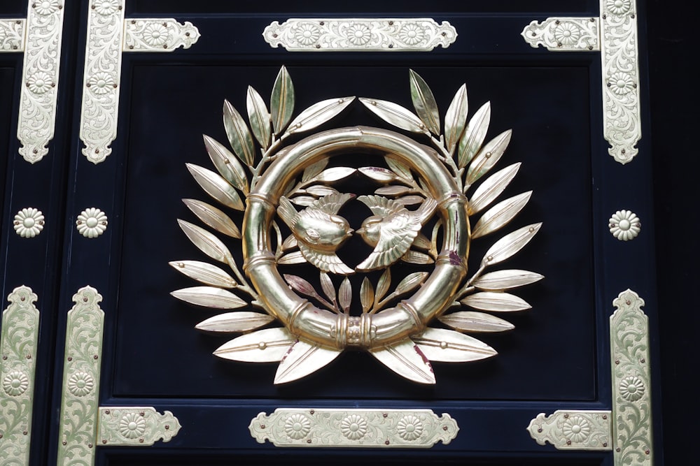 cabeça de leão dourada com logotipo das asas
