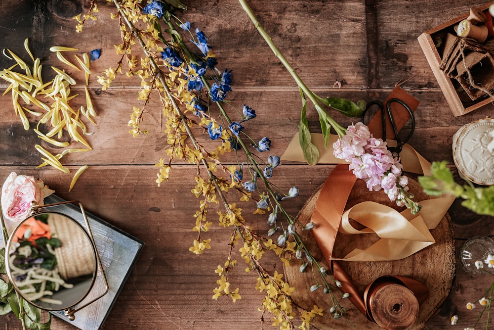 茶色の木製のテーブルに青と黄色の花