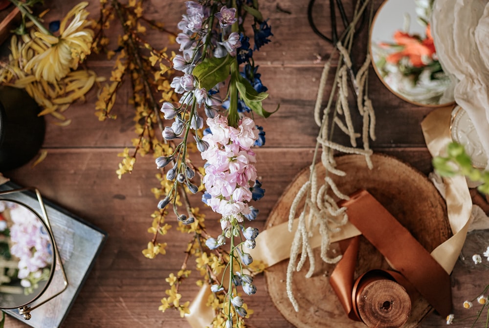 flores púrpuras sobre mesa de madera marrón