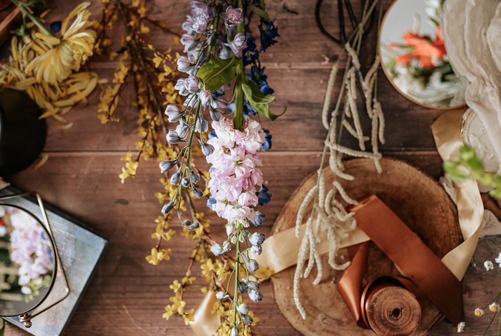 lila Blumen auf braunem Holztisch