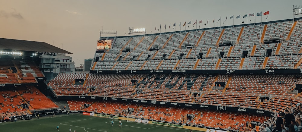 Gente viendo un partido de fútbol durante el día