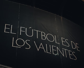 a sign on the side of a building that says el futolos de los