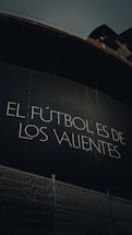 a sign on the side of a building that says el futolos de los