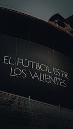 a sign on the side of a building that says el futolos de los