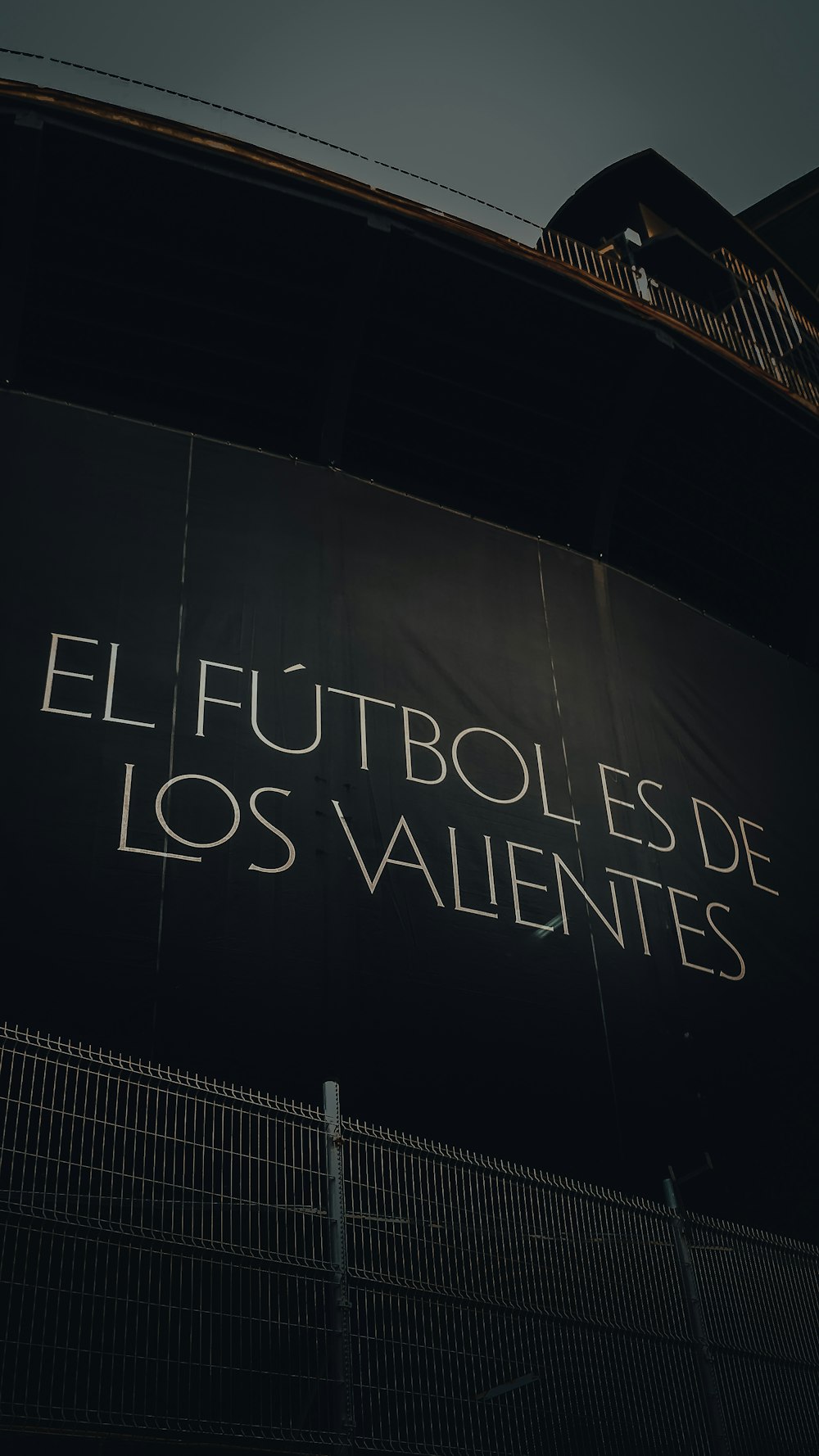  a sign on the side of a building that says el futolos de los