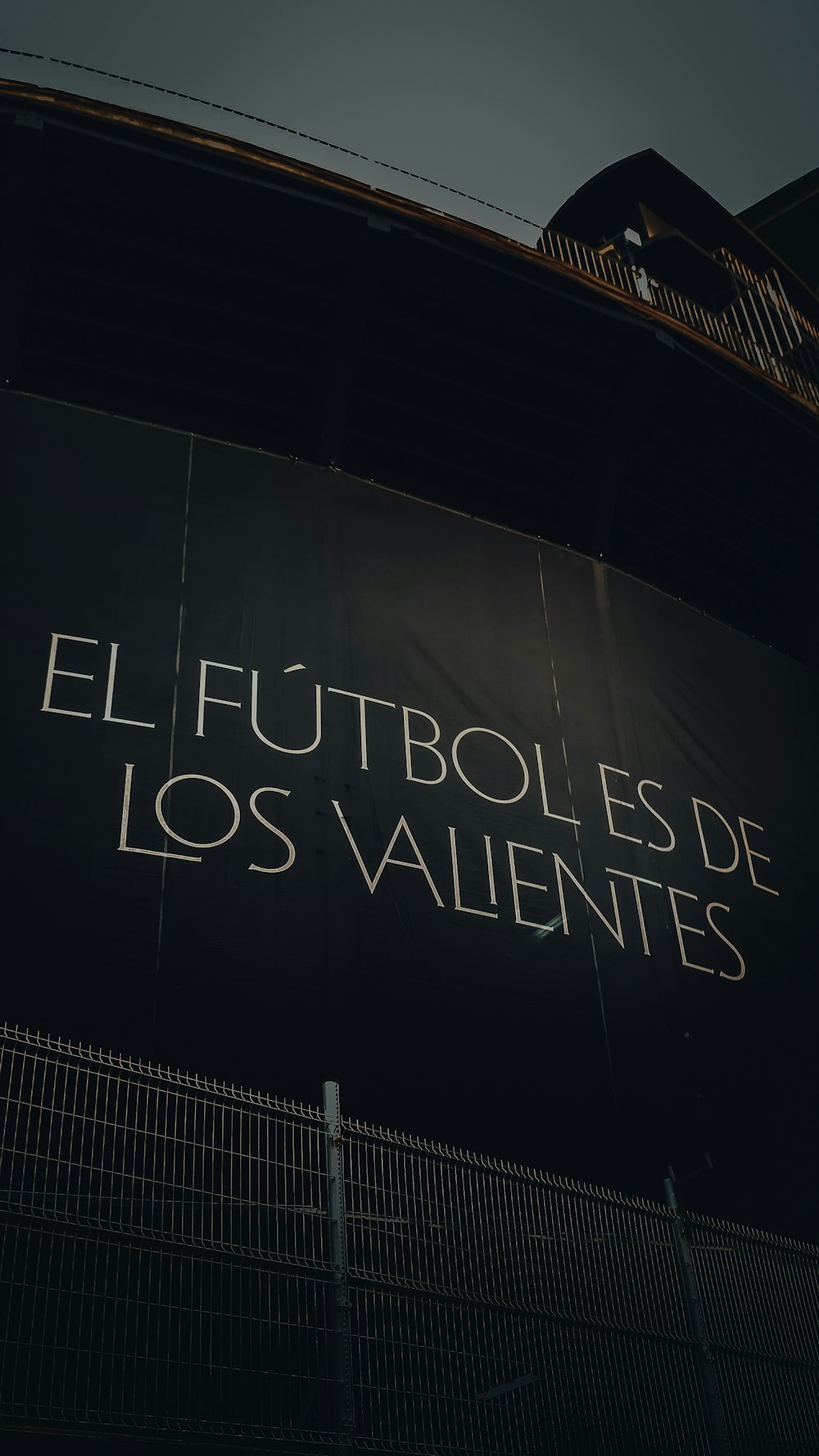 Ein Schild an der Seite eines Gebäudes, auf dem El Futolos de los steht