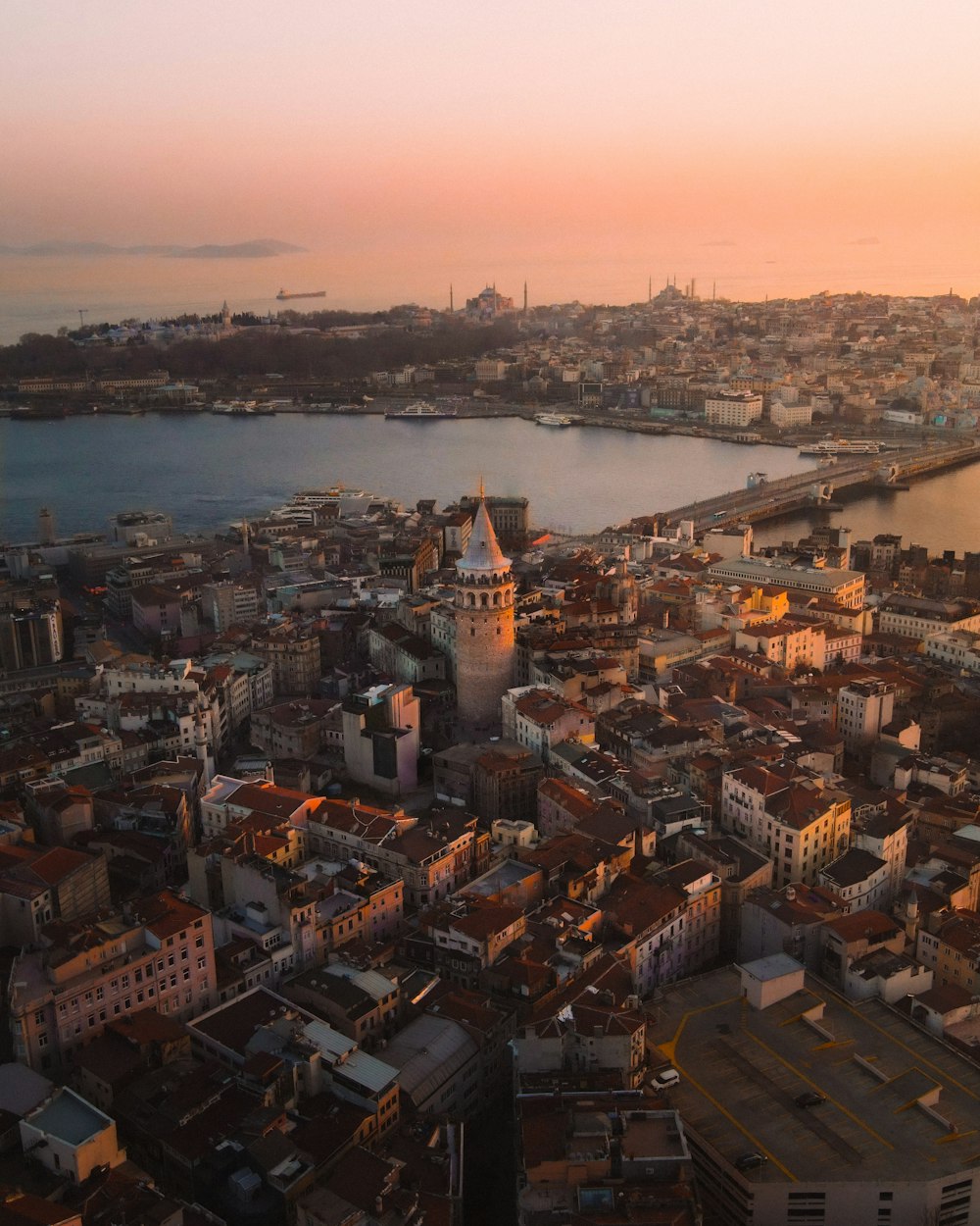 Vue aérienne des bâtiments de la ville près d’un plan d’eau pendant la journée