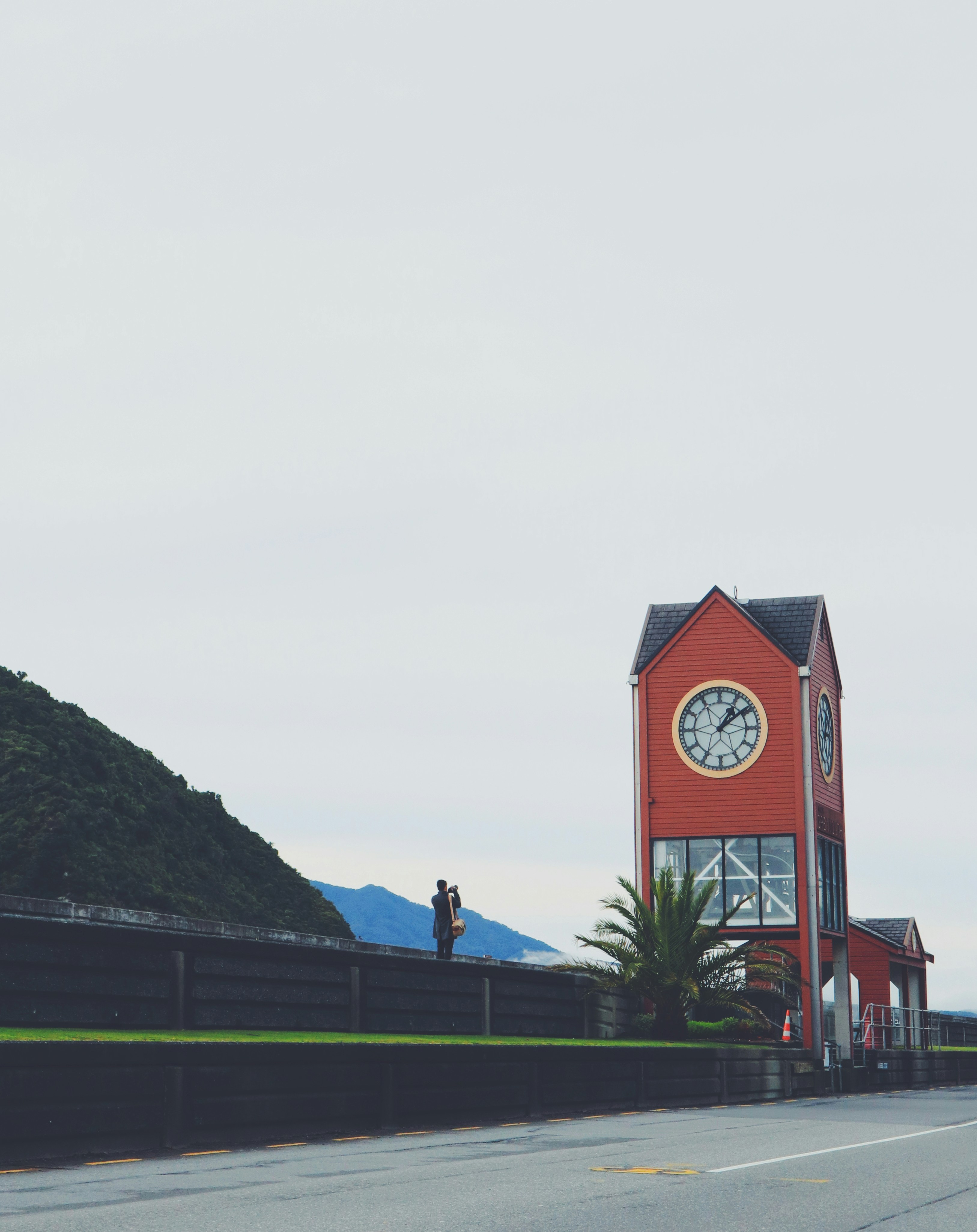 Horloge analogique rouge et blanche