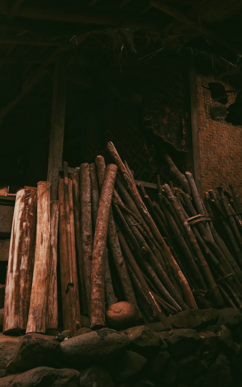 bâtons en bois brun sur planche de bois brun