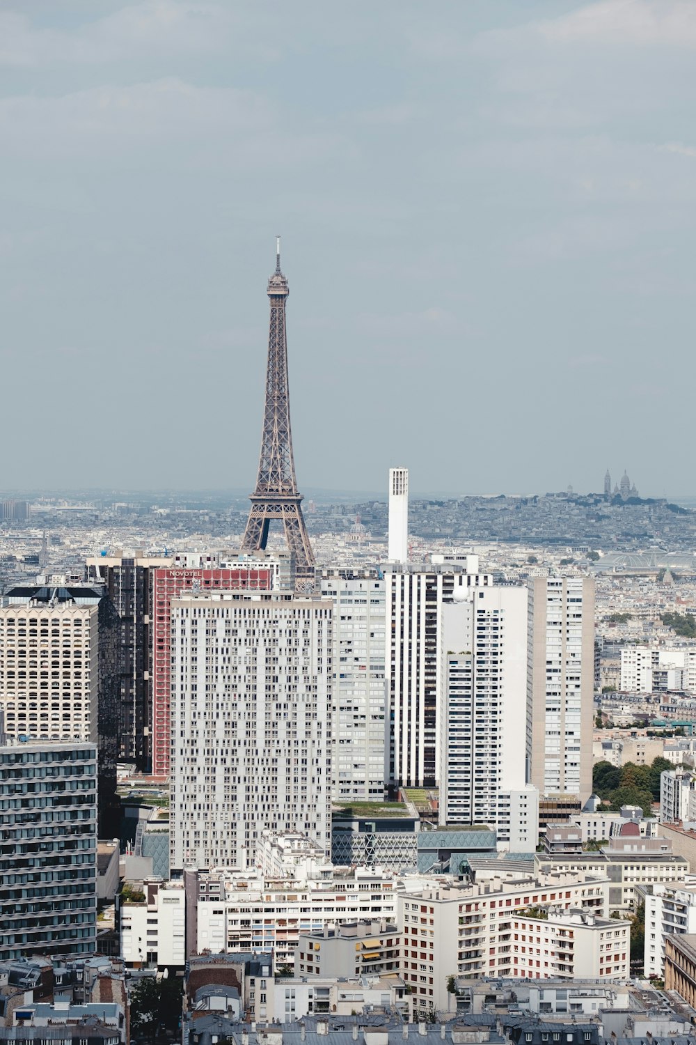 edifícios altos brancos e marrons durante o dia