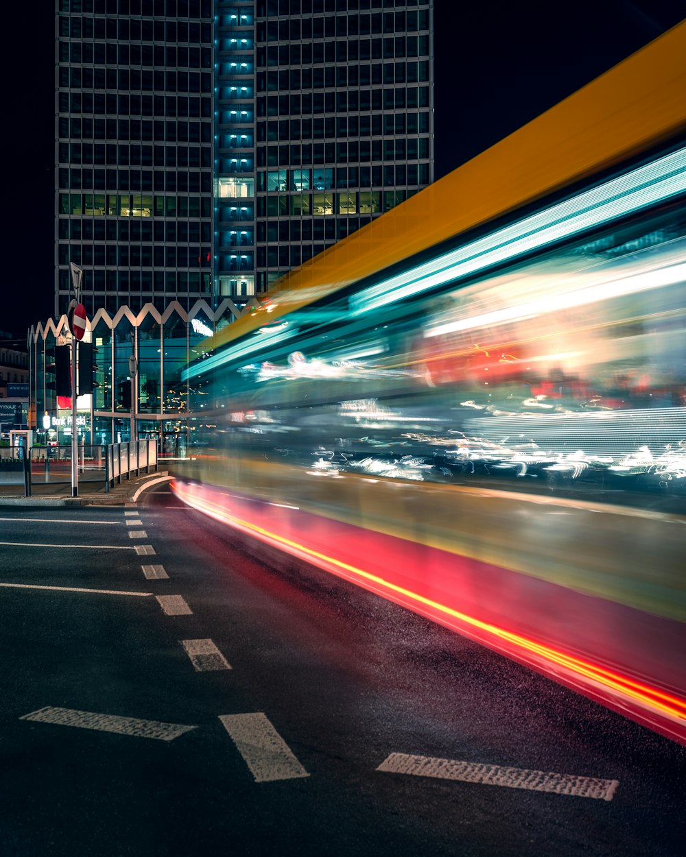 Fotografia Time Lapse della strada cittadina durante la notte