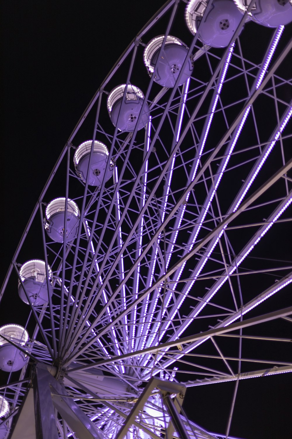 white and green ferris wheel