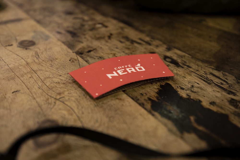 茶色の木製のテーブルに赤と白の愛のプリントカード