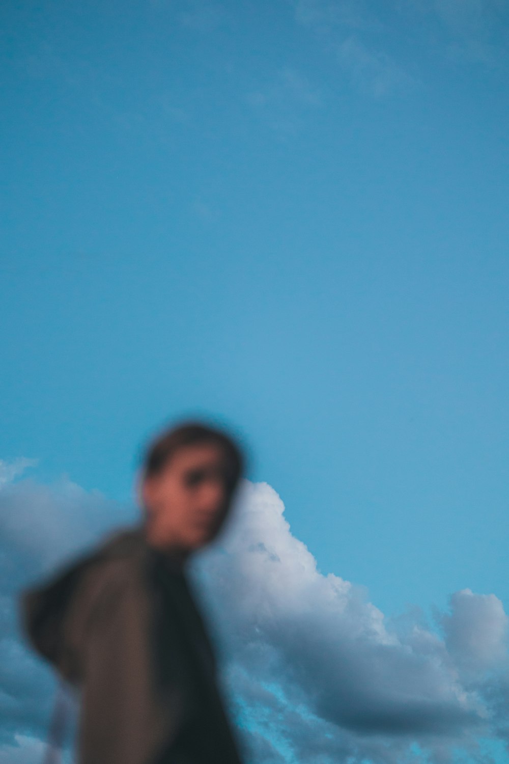 homem na jaqueta preta sob o céu azul