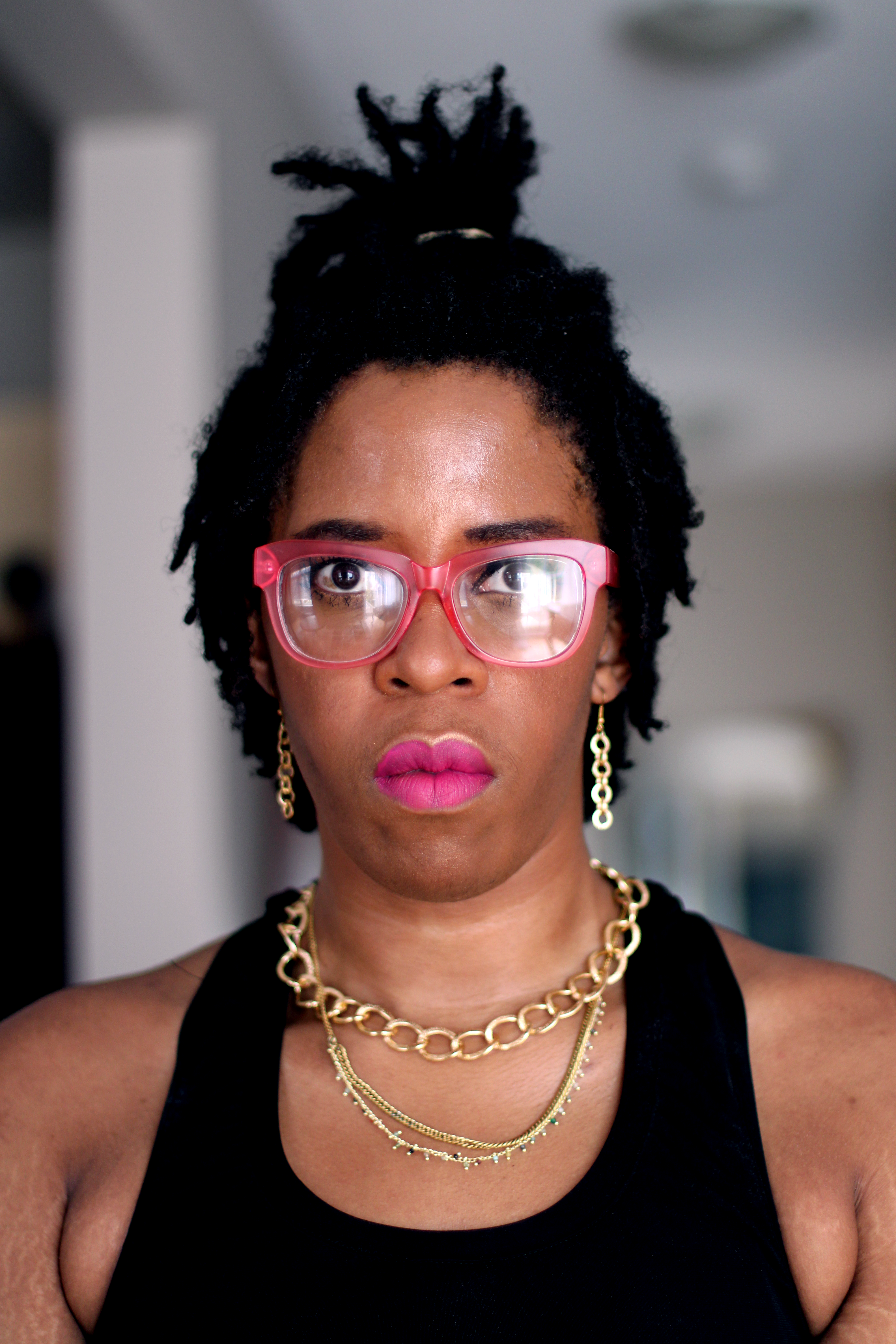 赤いフレームの眼鏡をかけた黒いタンクトップの女性の写真 Unsplashで見つける肖像画の無料写真