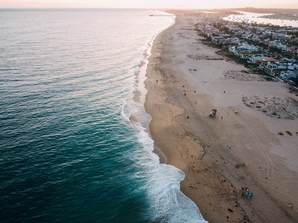 Vista aérea de la playa durante el día