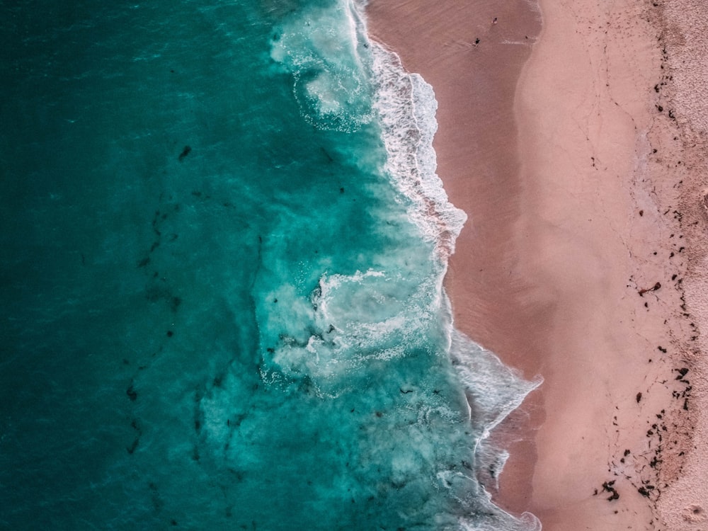 vista aérea das ondas do oceano