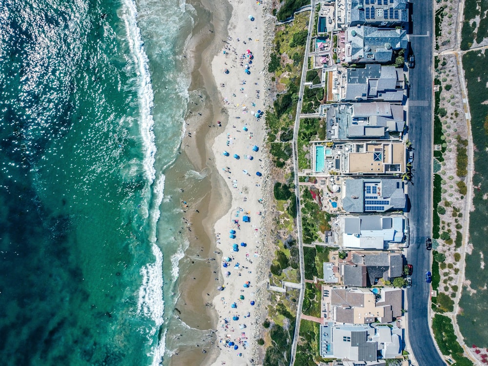 日中の水域付近の都市ビルの航空写真