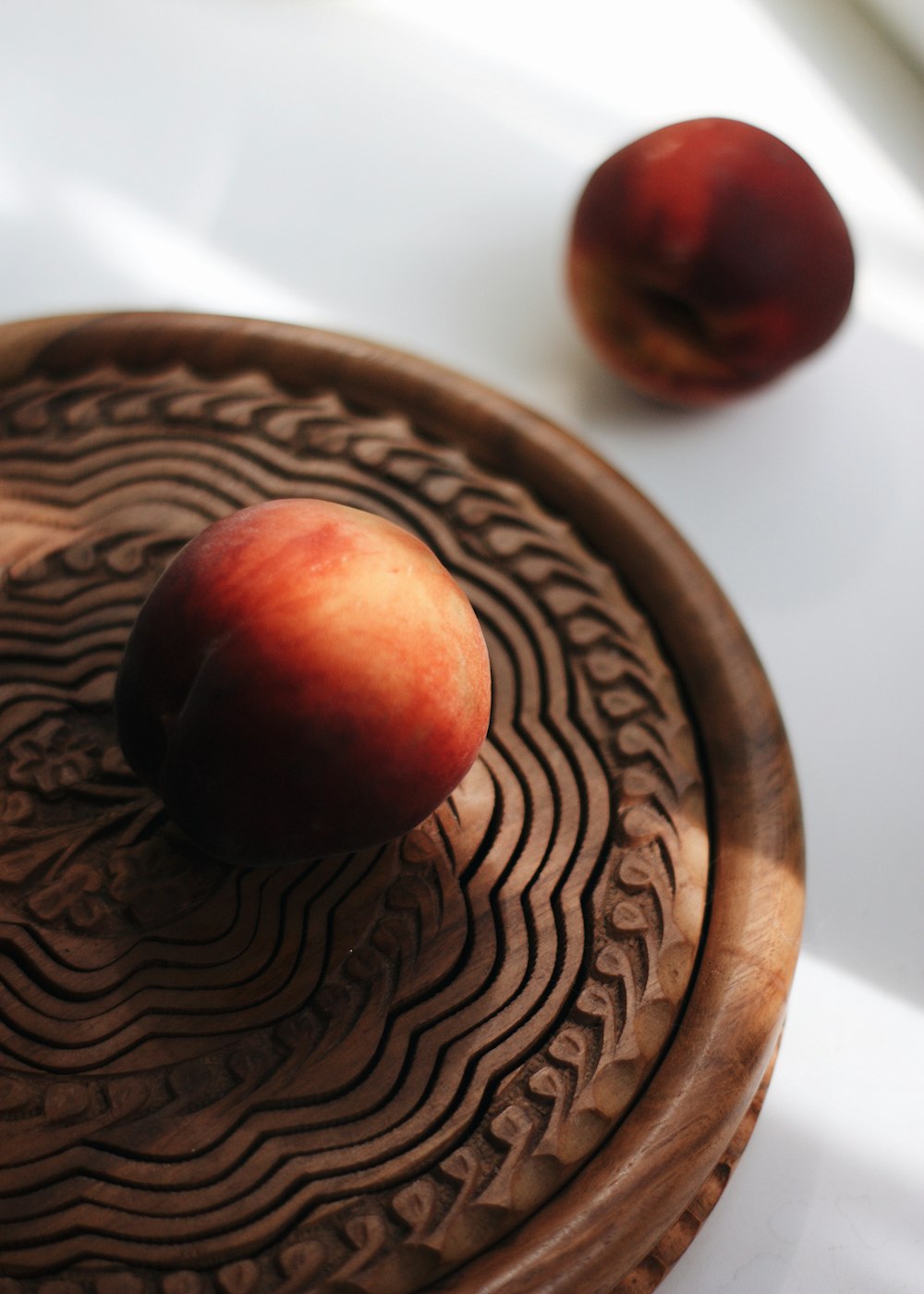 Pomme rouge sur table ronde en bois brun