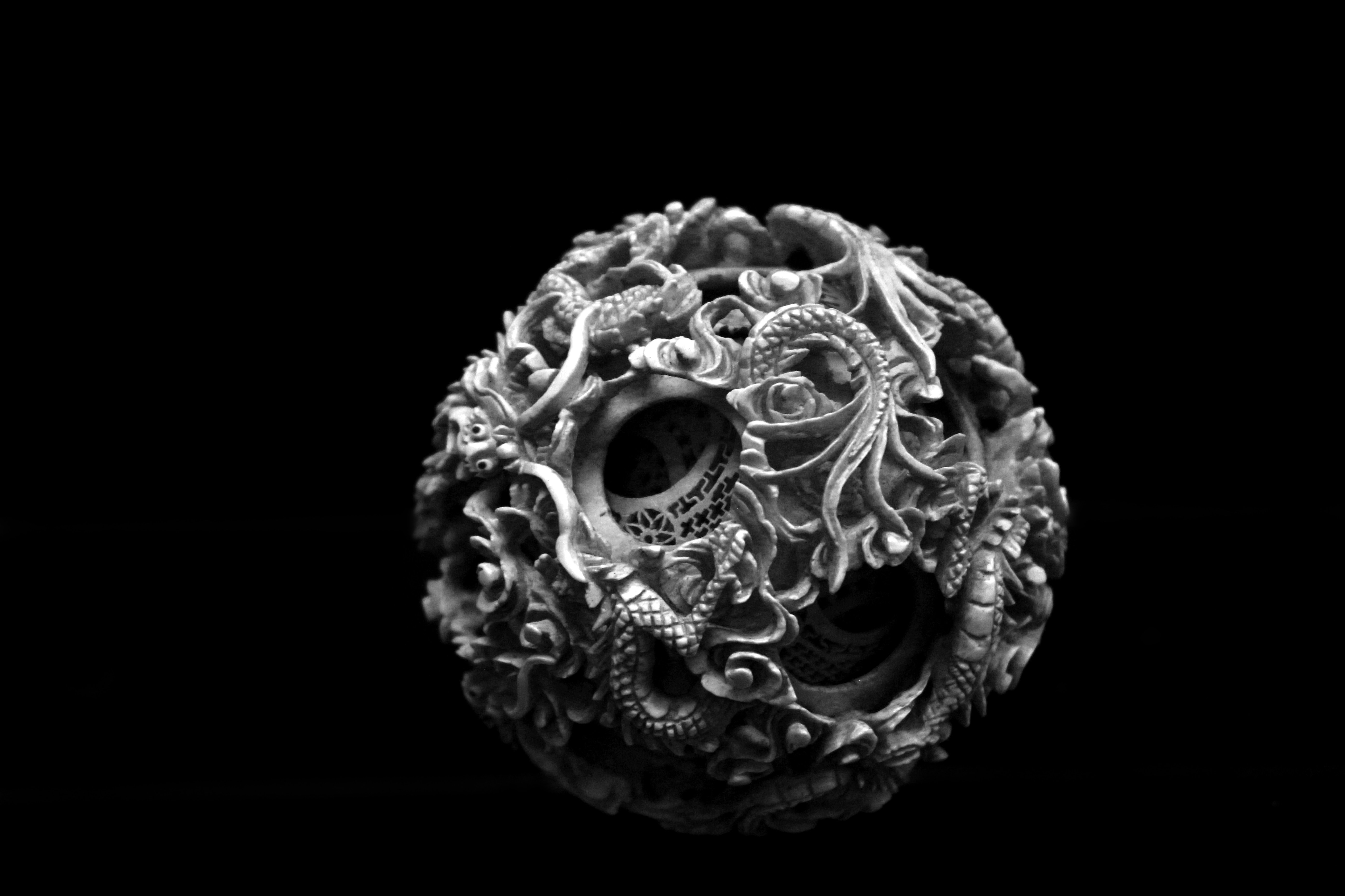 シルバーの花柄の丸い飾り