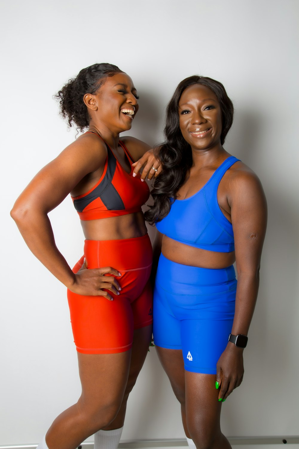 Femme en soutien-gorge de sport bleu et rouge et short bleu