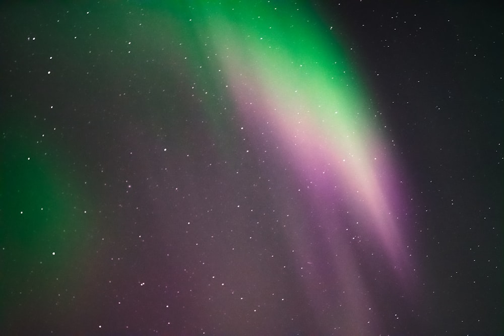 Cielo verde y negro con estrellas