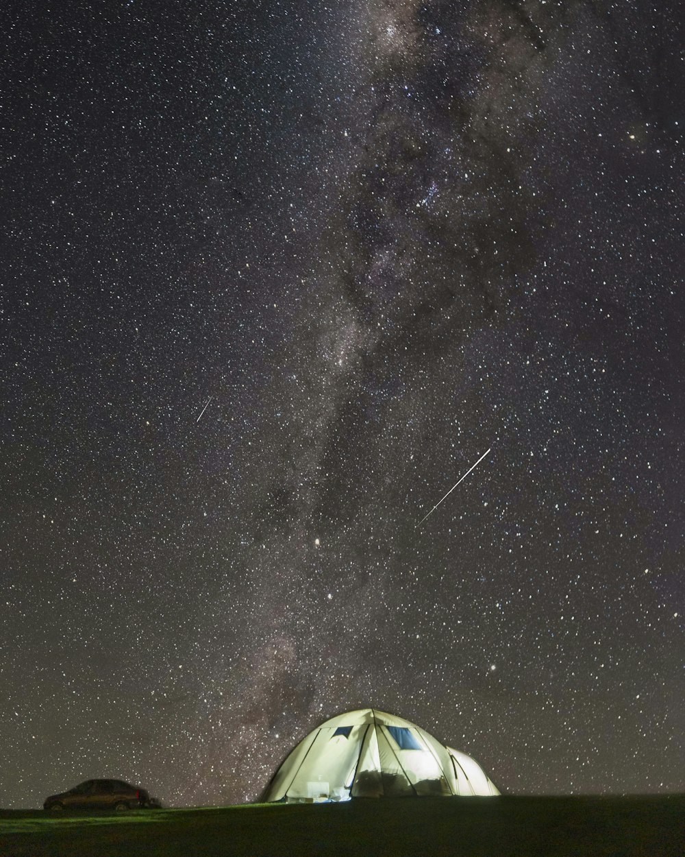 별이 빛나는 밤 아래 화이트 돔 텐트