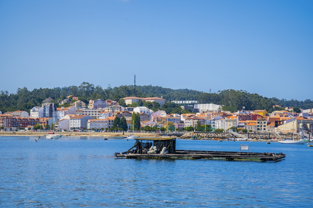 barco na água perto de edifícios da cidade durante o dia