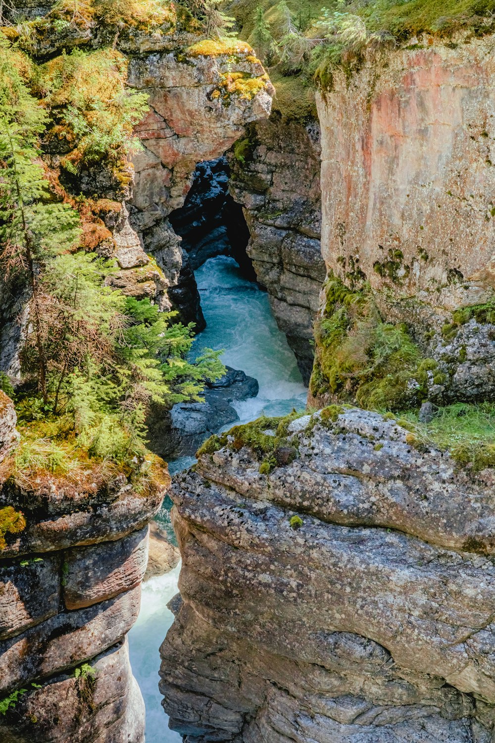 rio entre a montanha rochosa marrom durante o dia