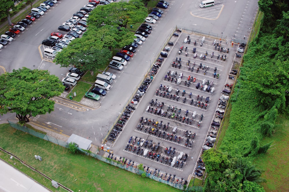 Autos, die tagsüber auf dem Parkplatz geparkt werden
