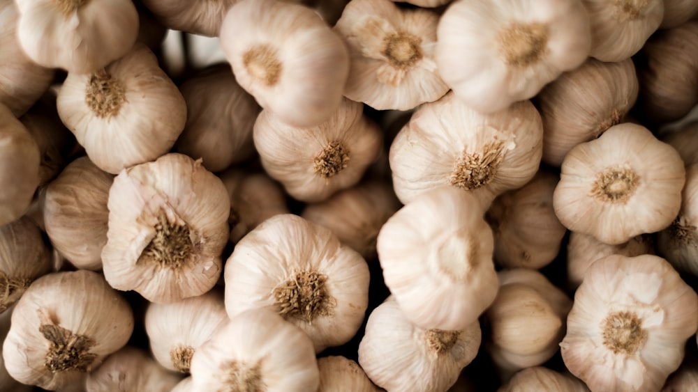 white garlic in close up photography