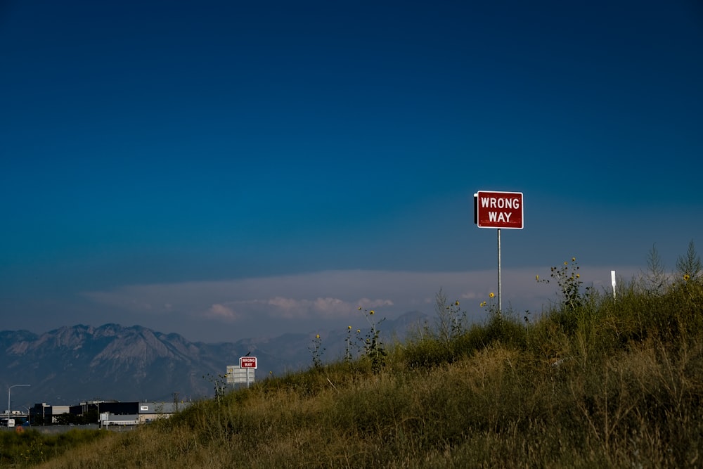 Señal de stop roja y blanca