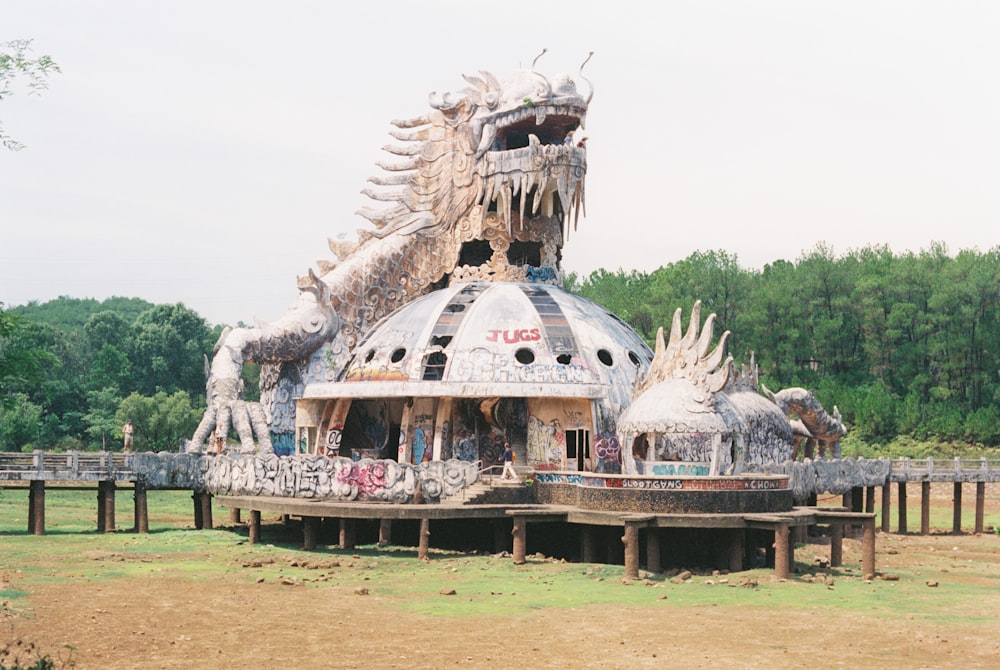 茶色と白のコンクリートの建物