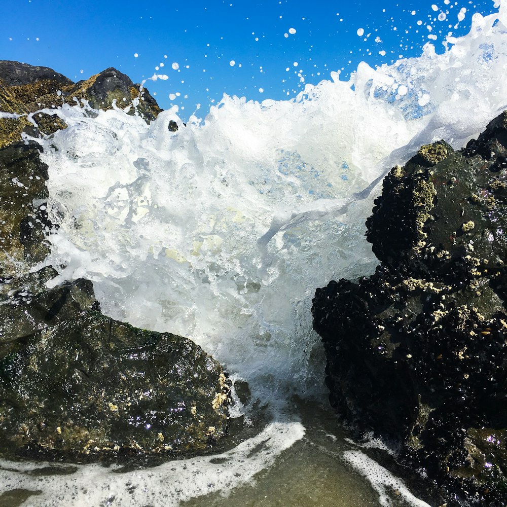 felsiges Ufer mit Wasserfällen tagsüber