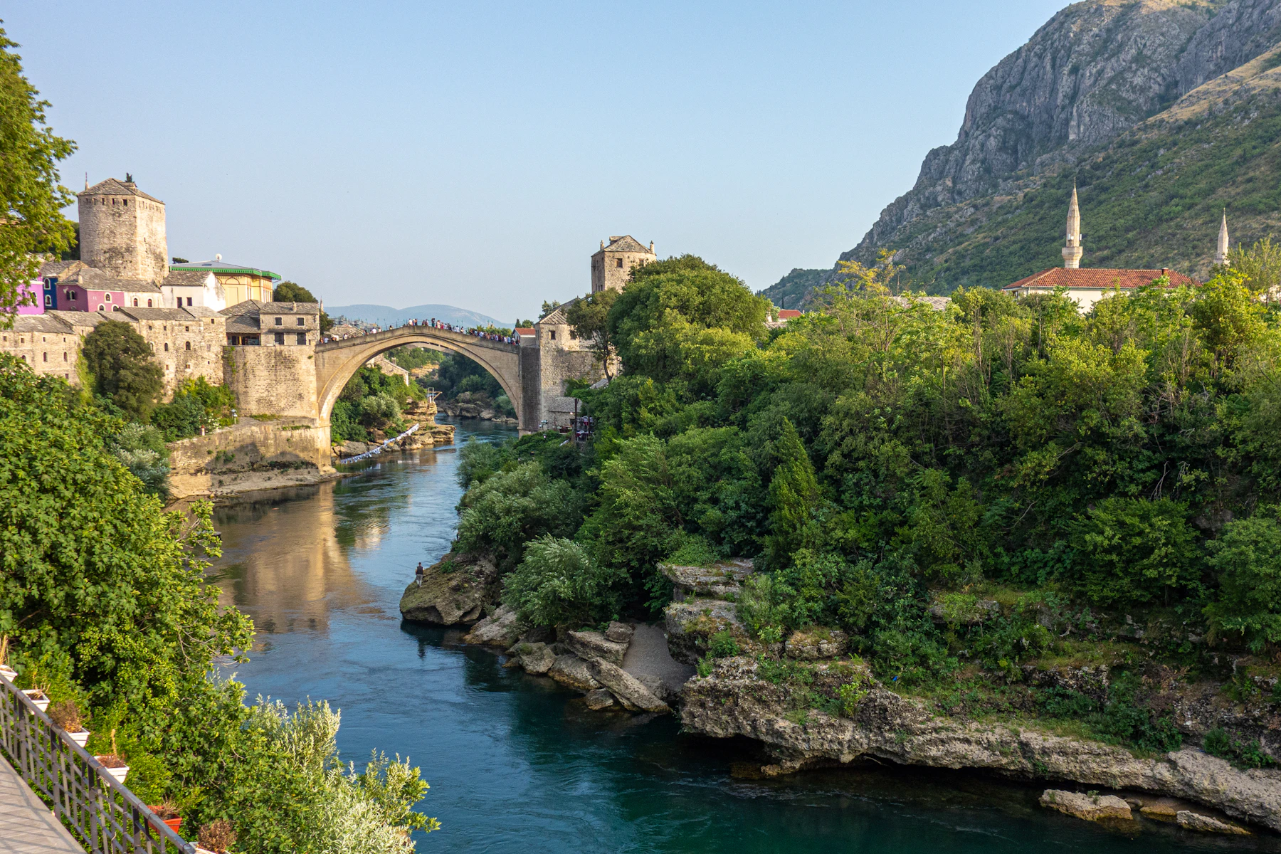 Mostar'da Eski Köprü ve Neretva
