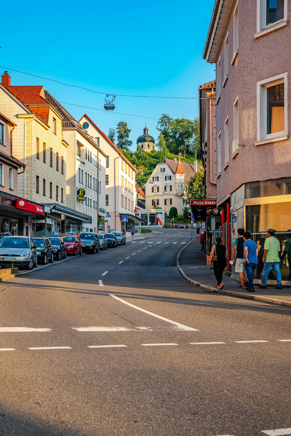 Menschen, die tagsüber auf der Straße spazieren gehen