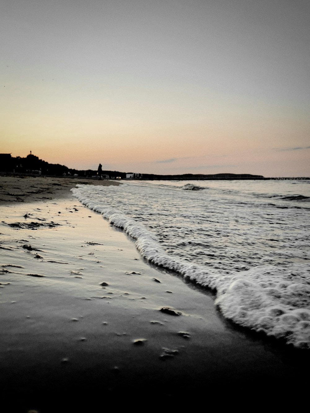 Onde del mare che si infrangono sulla riva durante il tramonto