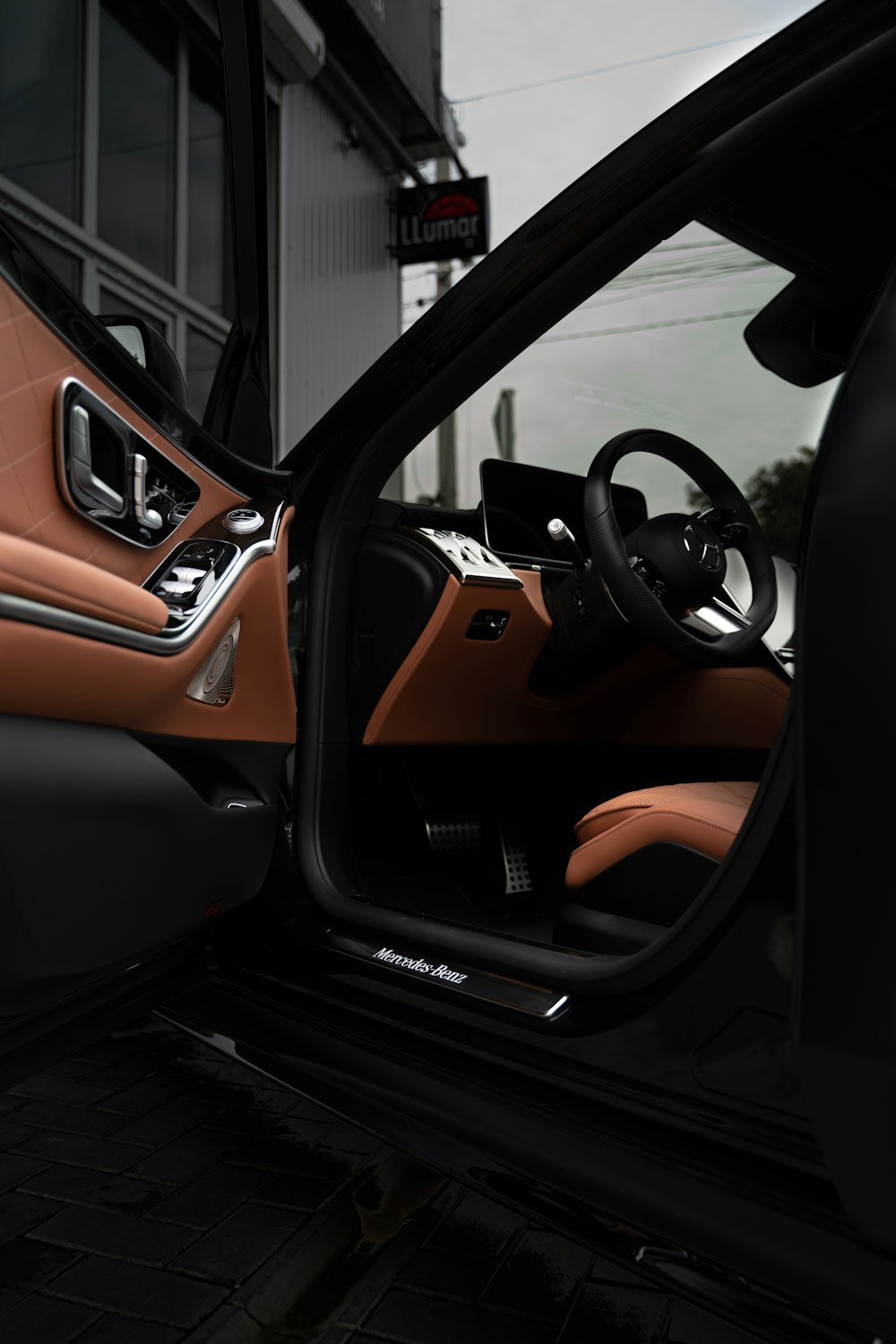 Interior del coche marrón y negro