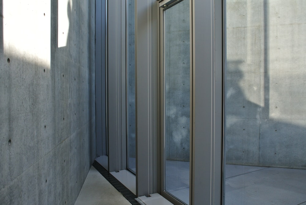 porta in vetro con cornice in metallo grigio