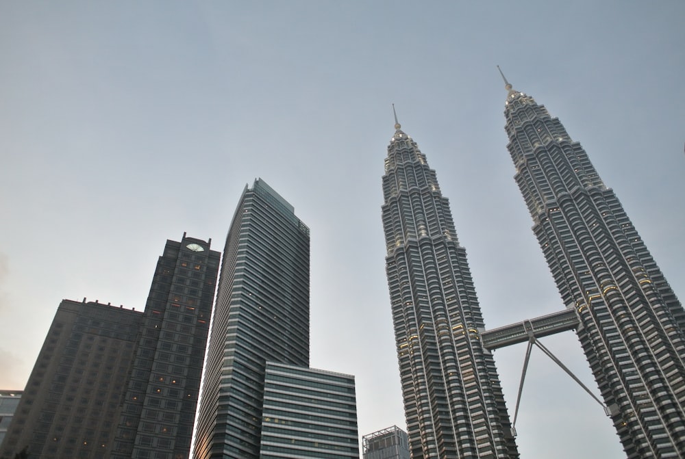 fotografia de baixo ângulo de edifícios altos