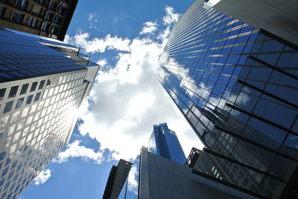 Fotografía de ángulo bajo de edificios de gran altura bajo el cielo azul durante el día