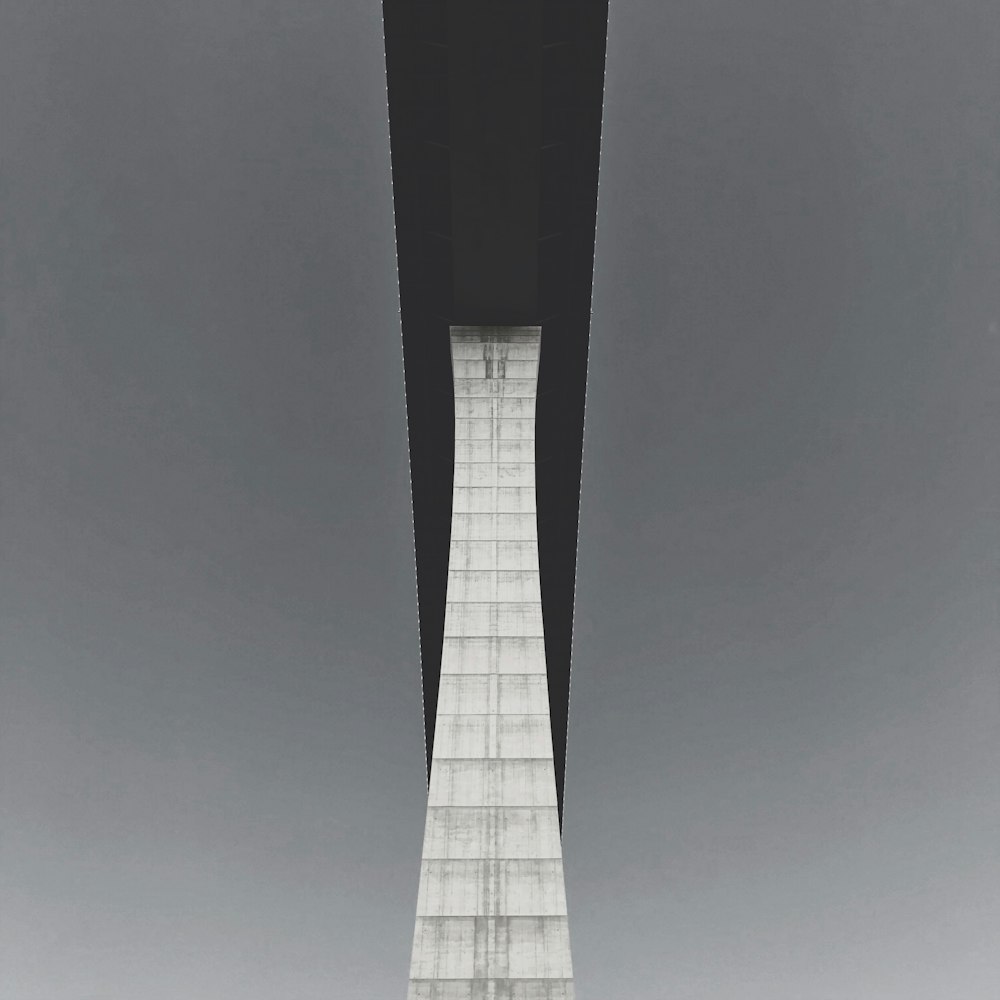 Schwarz-Weiß-Turm unter blauem Himmel