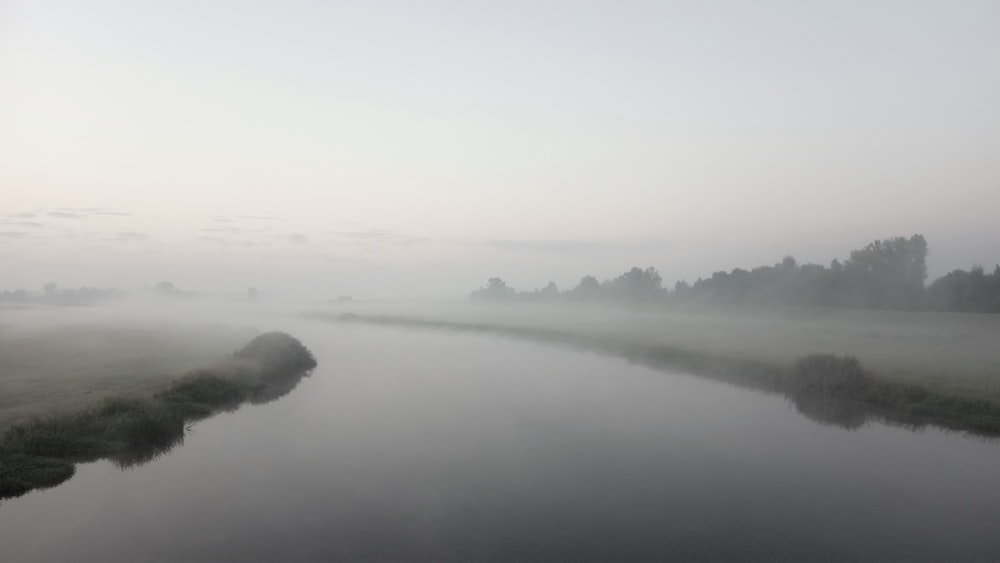 昼間の湖の霧