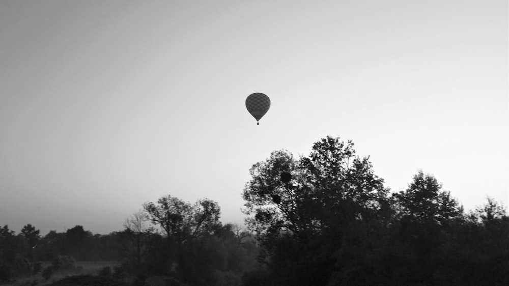 Silhouette des Heißluftballons in der Luft während des Tages
