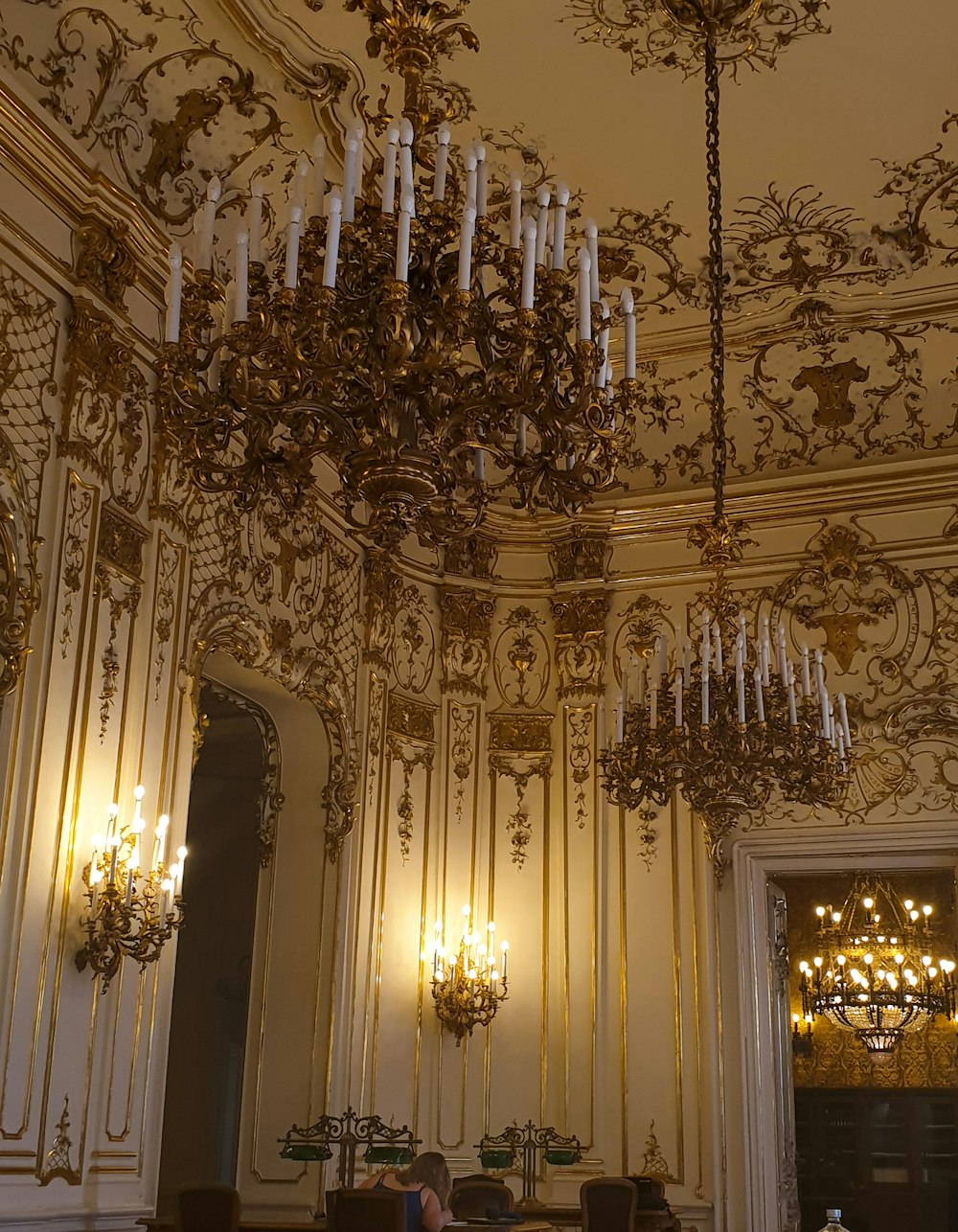 lustre doré et blanc vers le haut